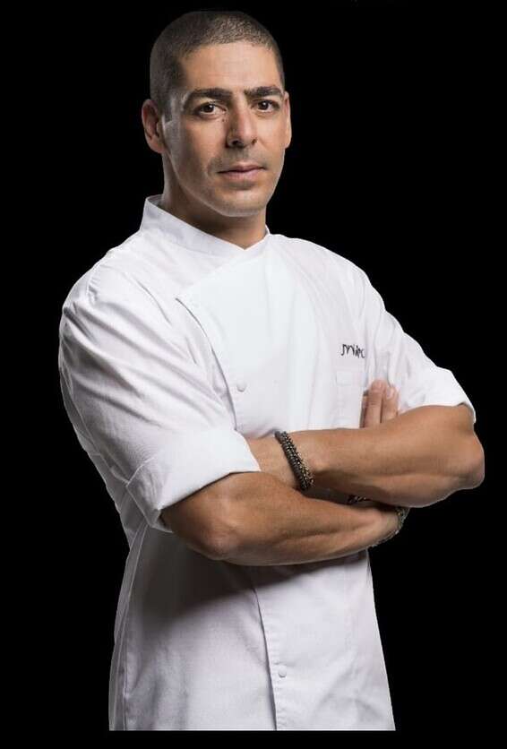 השף יוסי שטרית יבשל עבור אורחי המלון // צילום: יח"צ